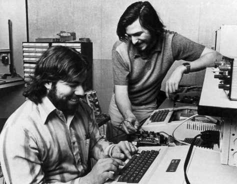 woz-and-jobs-working-on-the-apple-ii-in-their-garage-in-mountain-view-claifornia-1-january-1976-pic-apple-computer